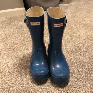 short blue Hunter rain boots